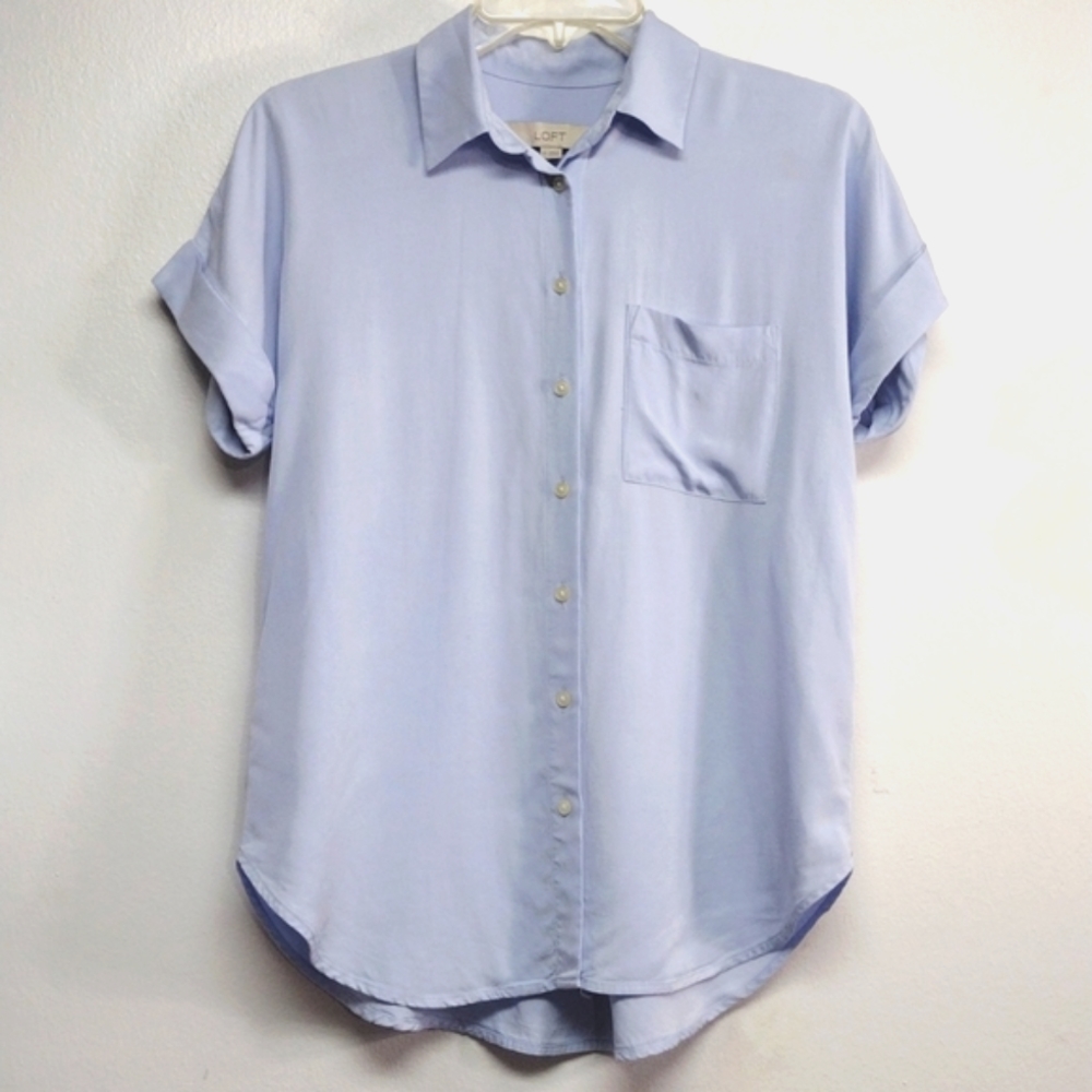 🛍️🎉 4/24💲Loft Blue Button Down Size XS